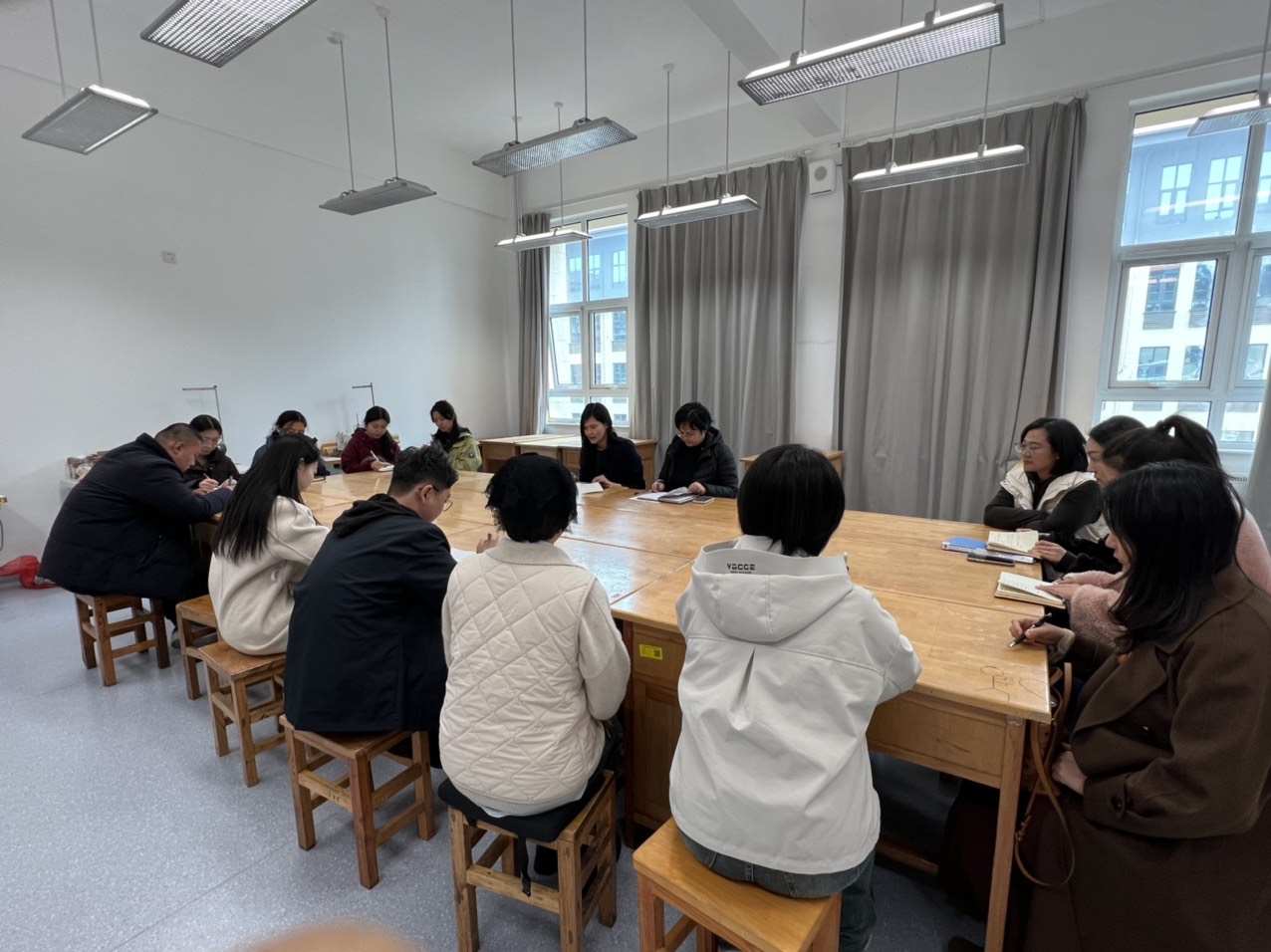 2025年第4次服装艺术系召开系部全体教师会议